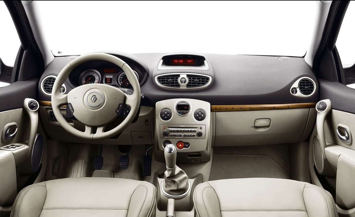 Très belle présentation pour la Renault Clio 2.0 16v en finition Initiale, où un beau cuir est disponible en option.
