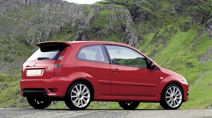 A l'arrière, la Ford Fiesta ST se signale par ses feux verticaux façon Fiat Punto, un aileron imposant et des boucliers spécifiques. Ici, une phase 1 de 2005.