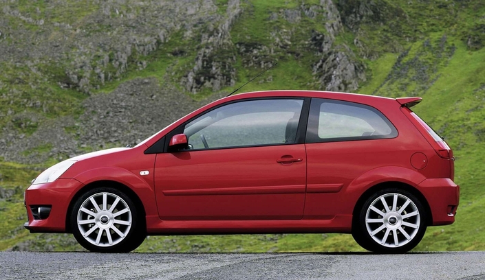 La Ford Fiesta ST se veut aguicheuse avec sa présentation sportive et ses grandes jantes en alliage. Ici en 2005.