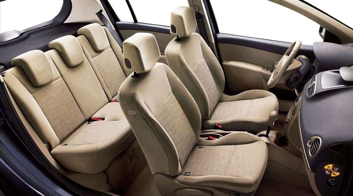 Pas sportive, la présentation de la Renault Clio, mais de bon aloi et complétée d'une finition soignée, surtout dans les variantes huppées. Ici, une exemplaire à boîte auto à 4 vitesses.