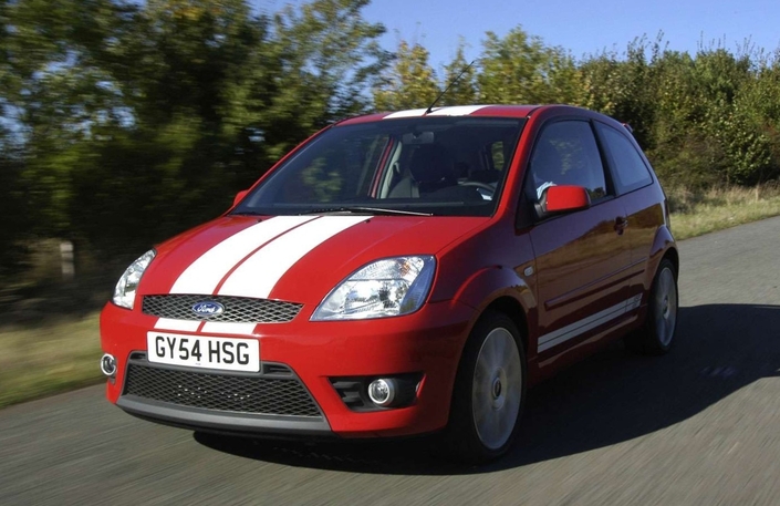 Plus que les performances, la Fiesta ST se distingue par les sensations qu'elle distille et le dynamisme de son comportement routier. Ici, un phase 1 de 2005. Les bandes blanches sont en option.