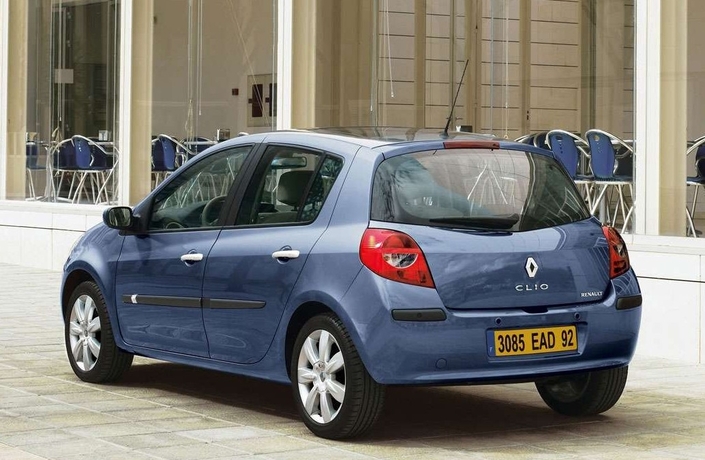 Pas de fioritures sur la poupe de la Renault Clio III 2.0 16v, mais des détails intéressant comme la ligne soulignant la lunette arrière, en V. Notez comme la sortie d'échappement est dissimulée.