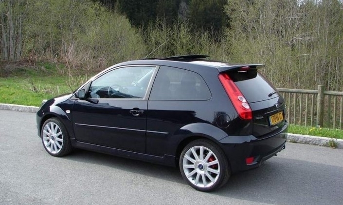 En 2006, la Ford Fiesta ST modifie légèrement ses feux arrière, comportant des inserts circulaires.