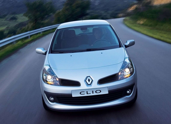 La Renault Clio III 2.0 16v a tout d'une grande, notamment l'équipement qui peut inclure des projecteurs au xénon.