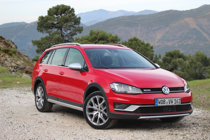 Tout comme la Country, la VW Golf Alltrack se donne des airs de SUV. Sauf qu'il s'agit d'une variante pérenne, lancée en 2015.