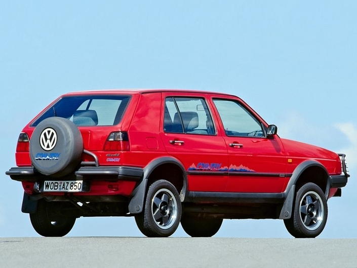 Déguisée en 4x4, la VW Golf Country installe sa roue de secours à l'extérieur. Il faut la faire pivoter pour ouvrir le coffre, ce qui n'est pas pratique.