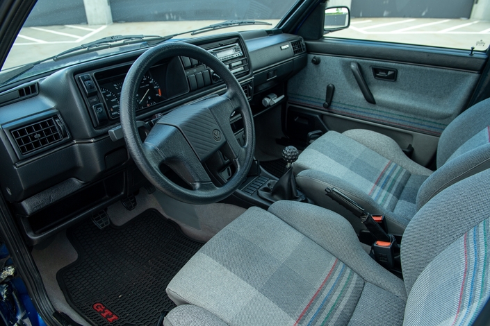 La présentation de la VW Golf Country n'a rien de bien folichon, se complaisant dans les teintes grises et noires... Mais la finition est solide.