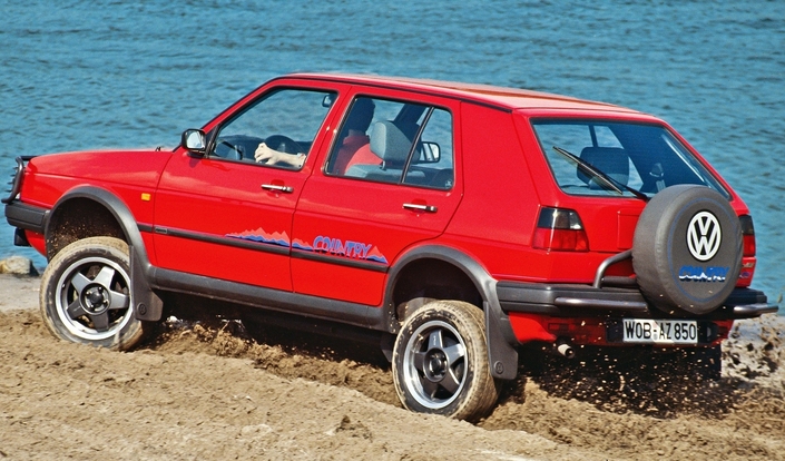 En tout-terrain, la VW Golf Country ne démérite pas mais reste loin des vrais 4x4. Sa polyvalence n'en demeure pas moins excellente.