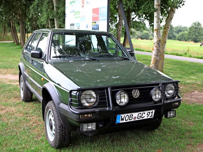En Allemagne, on trouvait une variante simplifiée de la Volskwagen Golf Country, l'Allround uniquement peinte en vert. Très rare !