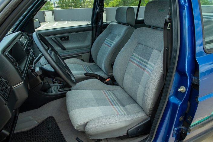 Les sièges de la Volkswagen Golf Country sont ceux de la GT Syncro, d'ailleurs c'est écrit dessus. Les versions françaises sont dotées des quatre vitres électriques.
