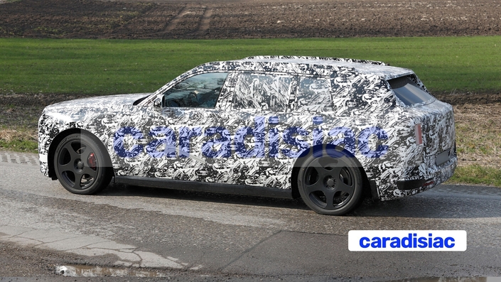 La fiche technique de ce modèle n’est pas encore connue, mais elle devrait proche de celle de la Rolls-Royce Spectre. Cependant, la Spectre date de 2022 et elle n’était pas équipée d’une architecture 800 volts, que le Cullinan pourrait adopter avec en plus une plus grosse batterie pour une plus grande autonomie (500 km pour la Spectre).