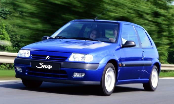 On ne le dirait pas, mais la Citroën Saxo VTS, 30 ans cette année, est une descendante de l'AX. Son efficacité et son caractère ont laissé des souvenirs émus à ses propriétaires.