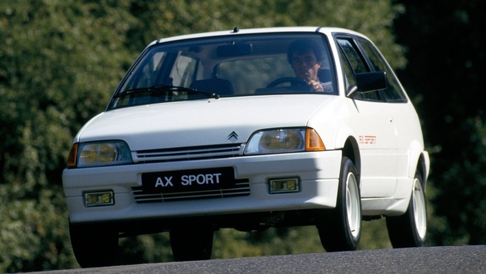 Ah, la Citroën AX Sport, une bombinette sympa et ultralégère qui a plus aux amateurs dès 1987.