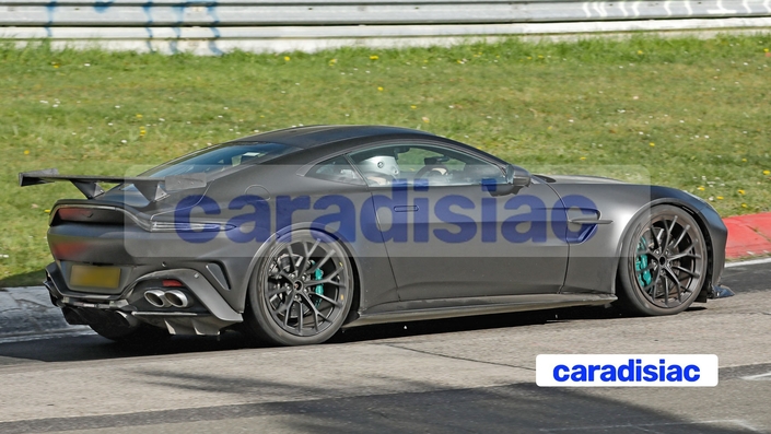 Drôle d’Aston Martin Vantage dotée de huit sorties d’échappement dont quatre sont (celles placées sur les côtés), vraisemblablement factices. Ce prototype entame le début de son développement sur la piste du Nürburgring.