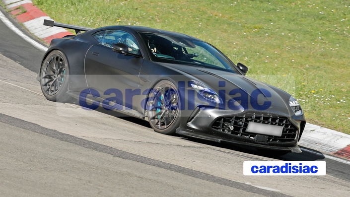 Version piste adaptée à la conduite sur route, telle pourrait cette Aston Martin Vantage en cours de développement. Nous devrions en savoir plus dans les mois qui viennent lorsque d’autres versions plus abouties seront dans le viseur de nos chasseurs de scoop.
