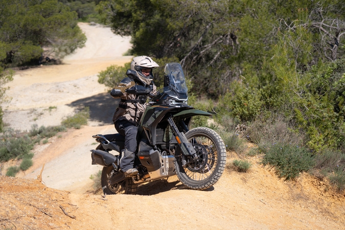 La CF Moto 1000 MT-X est un trail puissant, complet et ambitieux, mais est-il capable de rivaliser avec les Européennes et les Japonaises ?