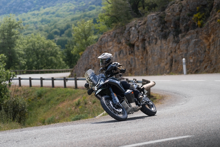 La CF Moto 1000 MT-X est un trail puissant, complet et ambitieux, mais est-il capable de rivaliser avec les Européennes et les Japonaises ?