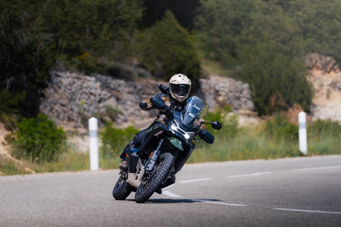 La CF Moto 1000 MT-X est un trail puissant, complet et ambitieux, mais est-il capable de rivaliser avec les Européennes et les Japonaises ?