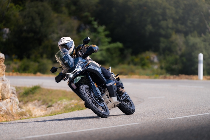 La CF Moto 1000 MT-X est un trail puissant, complet et ambitieux, mais est-il capable de rivaliser avec les Européennes et les Japonaises ?