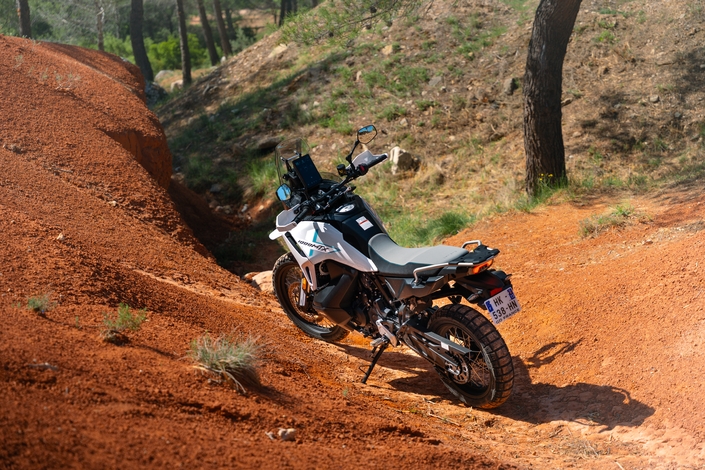 La CF Moto 1000 MT-X est un trail puissant, complet et ambitieux, mais est-il capable de rivaliser avec les Européennes et les Japonaises ?