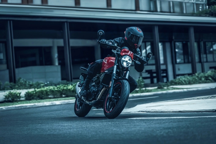 Royal Enfield Guerrilla 450 Apex : la métamorphose sportive d’un roadster qui ne fait plus de figuration sur le marché moto