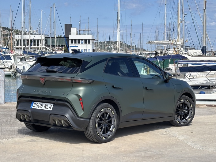 Un look affirmé, des détails intérieurs inédits, des puissances pouvant atteindre 220 ch, voici notre premier avis sur la Cupra Raval en avant-première