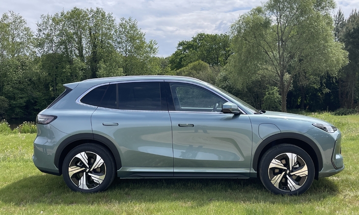 Même s’il a été dessiné en Italie, le Geely E5 manque de personnalité. Cela dit, son Cx de 0.269 est excellent, et on peut apprécier sa sobriété face à une concurrence surchargée de gimmicks inutiles.