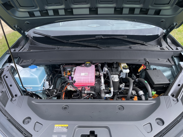 Le moteur, bien rangé, ne pèse que 79,8 kg accompagné de la transmission, de la gestion thermique, de la gestion de la batterie, de l’onduleur et du chargeur embarqué.