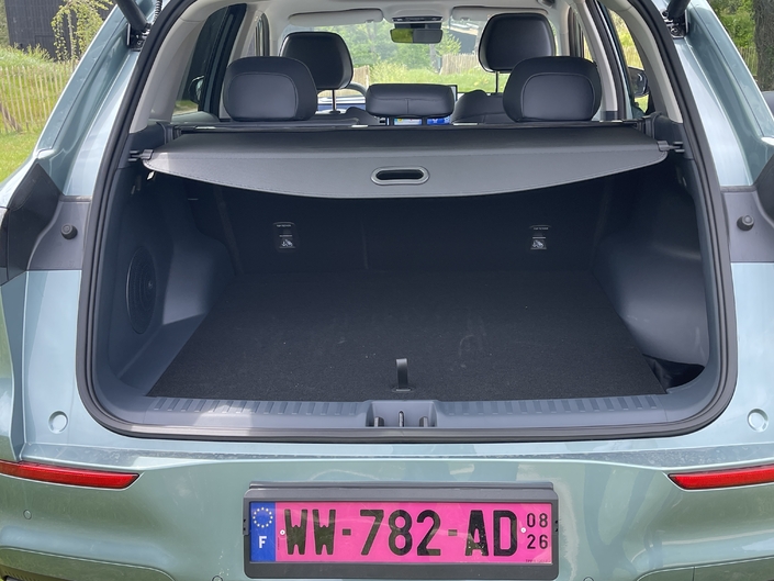 Banquette en place, le coffre ne dépasse pas 461 l, une valeur faiblarde dans la catégorie, mais il comporte un double-fond spacieux.