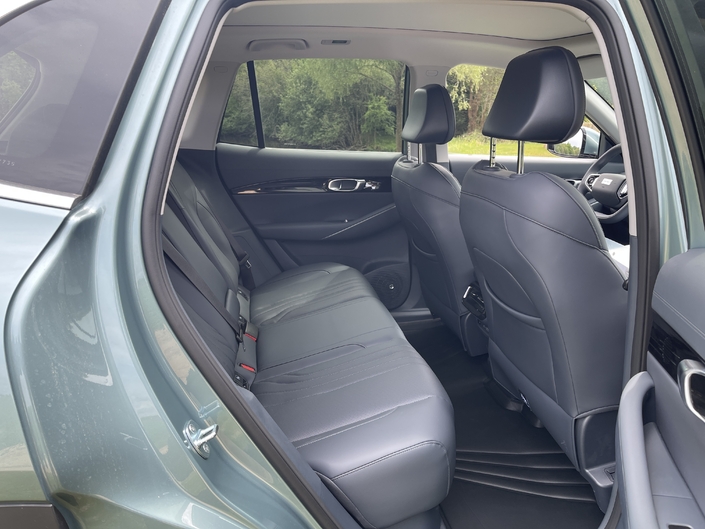 À l’arrière, le Geely E5 choie ses passagers avec une banquette très confortable et un bel espace aux jambes. Mais rien ne se règle.