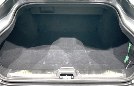 Avec 365 litres, le coffre est petit. Et l’ouverture à malle classique interdit les gros chargements.