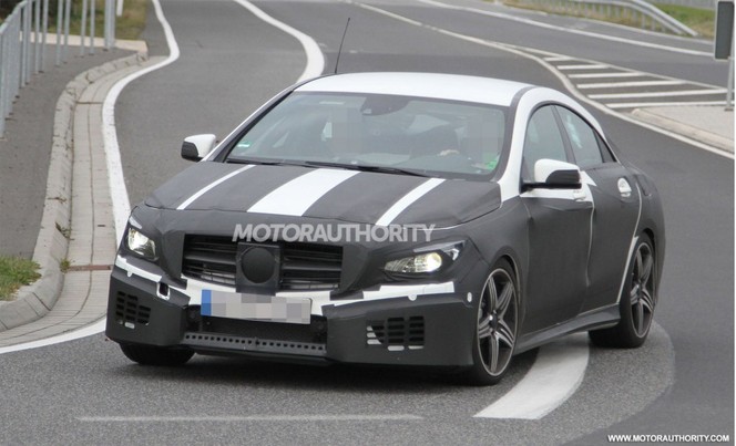 Surprise : une Mercedes CLA45 AMG sur la route