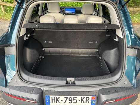 La localisation de la batterie sous l’habitacle permet de préserver le coffre, qui profite aussi d’un double-fond.