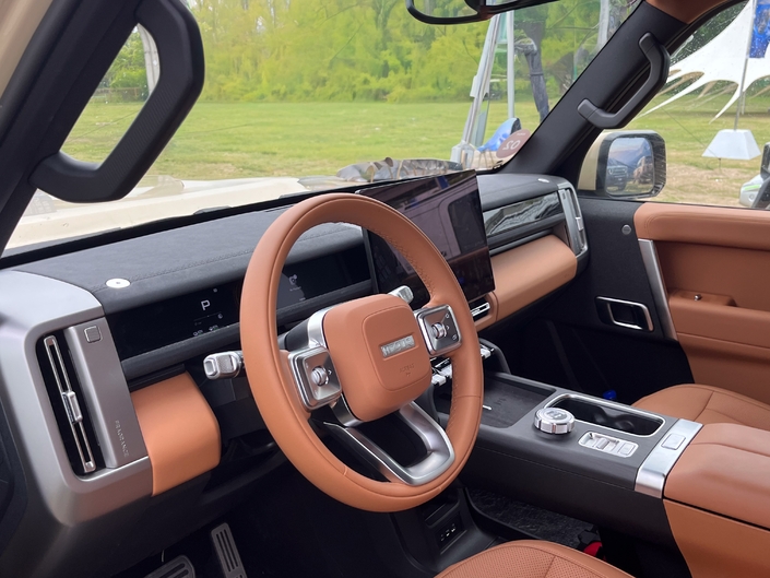 À l’intérieur aussi, le V27 se veut baroudeur, non sans rappeler le Land Rover Defender.