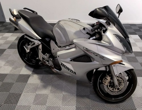 Honda VFR 800 cm3 2004 (lot n° 63)
