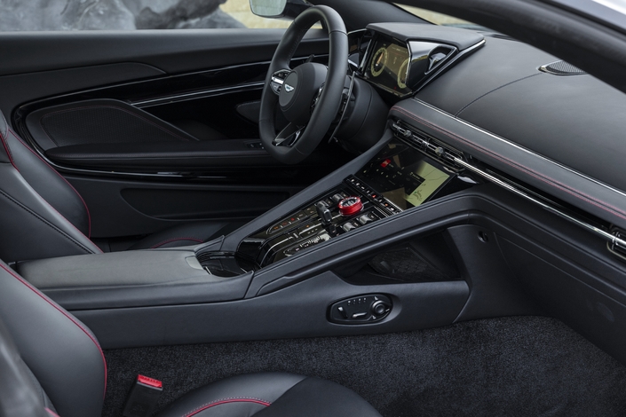 La planche de bord est identique à celle de la Vanquish. A noter que l’interface est compatible avec Apple Carplay Ultra, pour ceux que ça intéresse.