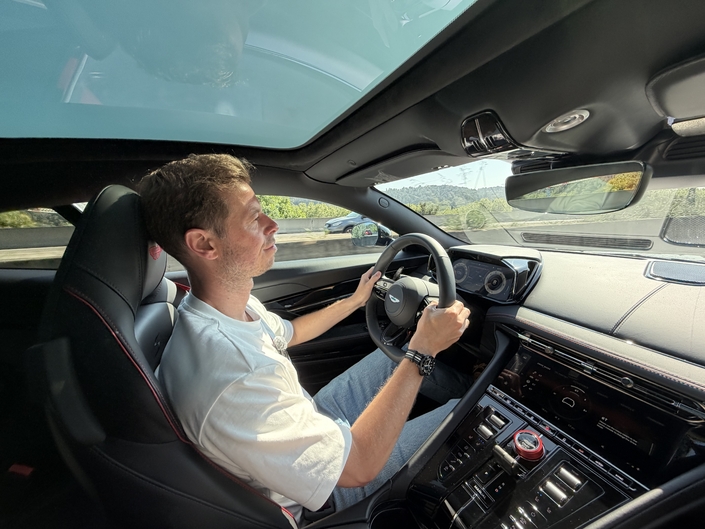 Sur l’autoroute, la consommation peut se limiter à 9 l/100 km. Pas mal pour un moteur thermique de 700 chevaux !