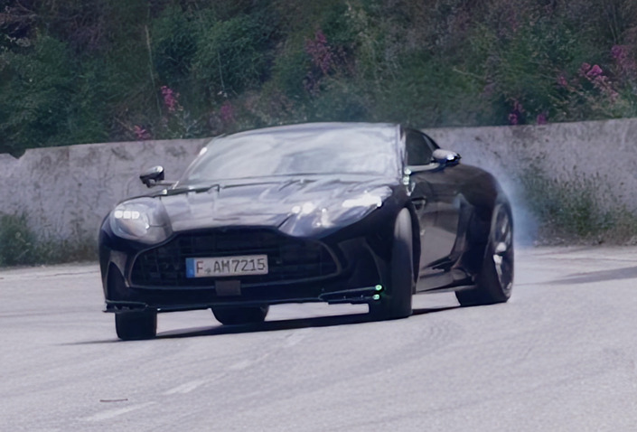 La DB12 S en glisse, par Pat Panick.