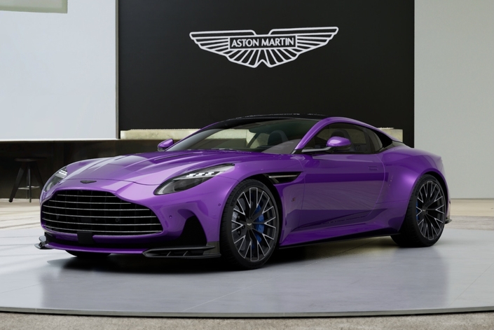 Peut-on peindre une Aston Martin DB12 S en violet sans nuire à son élégance ? C'est vous qui voyez.