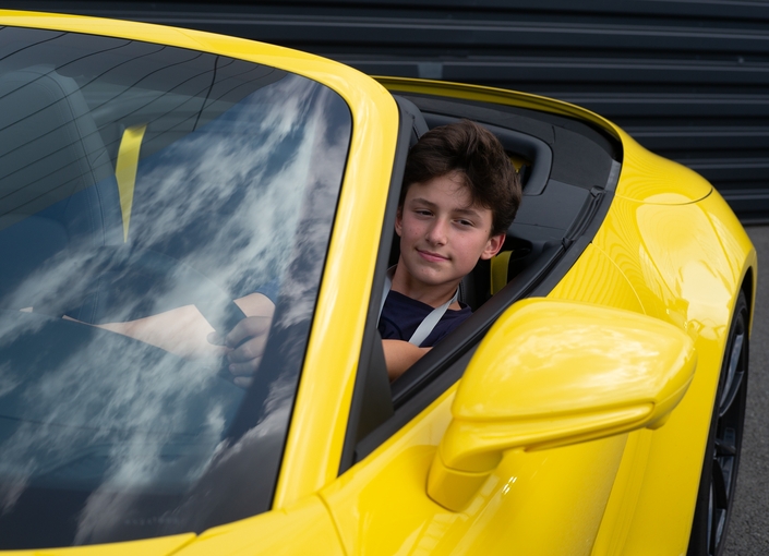 Even au volant, mais à l'arrêt, d'une Porsche 911 cabriolet.