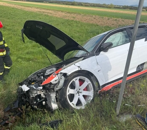 Une rare Audi RS6 Avant GT vient de sortir de la route