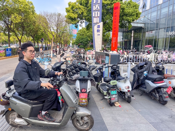 La plupart des scooters sont électriques et sont très souvent conduis sans casque. Photo : Caradisiac.