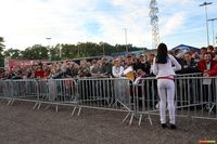 Seule face à la foule