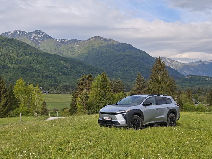 Le bZ4X dans un environnement naturel qui lui va à ravir. On notera quelques particularités par rapport au bZ4X classique, en dehors évidemment d’un gabarit plus costaud.