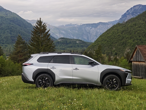 Le profil fait plus penser à celui d’un break surélevé qu’à celui d’un SUV. La longueur gagne 14 cm et atteint 4,83 m désormais.