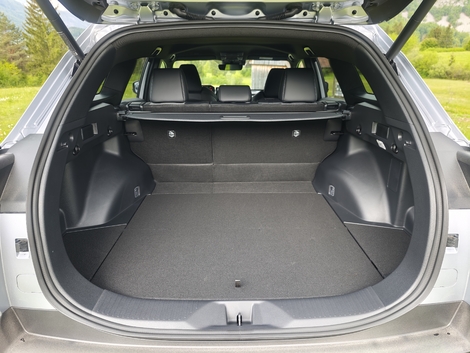 Le volume de coffre gagne presque 50 % (48 % exactement), avec 669 litres banquette en place, contre 452 pour le bZ4X.