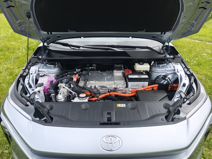 Une seule capacité de batterie (71 kWh nets) mais 2 motorisations au choix. Une 4x2 de 224 ch et une 4x4 de 380 ch, la plus puissante de la gamme Toyota.