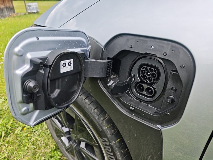 Pour la recharge, on pourra compter sur 11 ou 22 kW en courant alternatif selon la finition, et 150 kW en charge rapide. De quoi récupérer 80 % de batterie depuis les 10 % en 28 minutes au minimum.