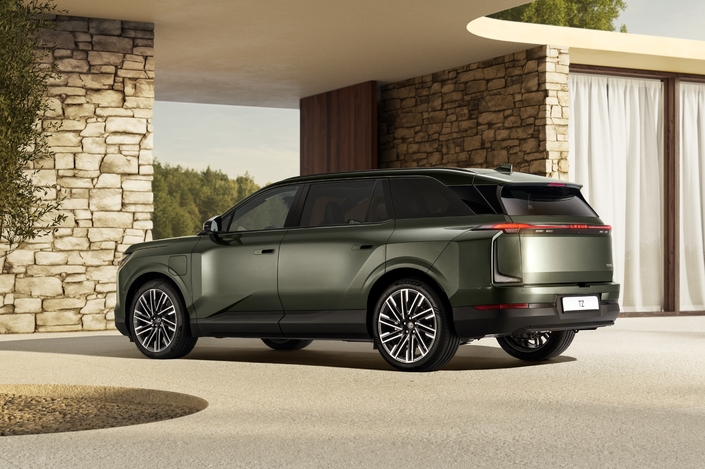 On parle souvent de boîte à chaussure en évoquant les SUV. Les parties avant et arrière très verticales de ce Lexus contribuent à ce surnom.