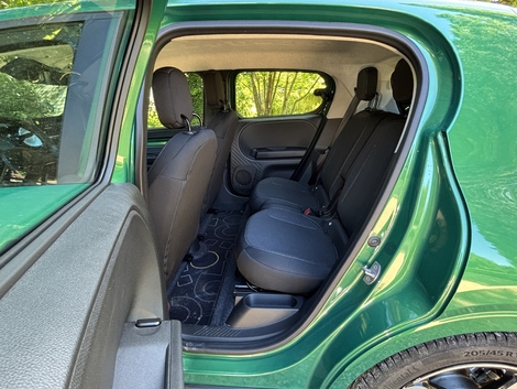 Seulement deux personnes peuvent prendre place à l'arrière de la Twingo.